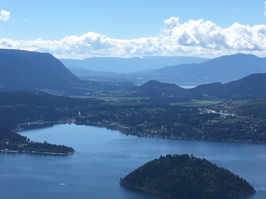 Blick vom Hlina Lookout nahe Scotch Creek über den Shuswap Lake mit Copper Island im Vordergrund
