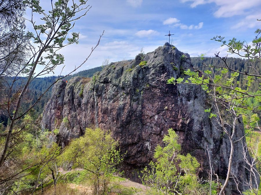 Falkenstein-Felsen bei Tambach-Dietharz im bewaldeten Thüringer Wald