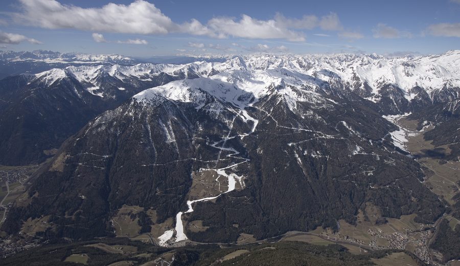 Luttach im Ahrntal rechts unterhalb des Speikbodens, umgeben von alpinen Bergen