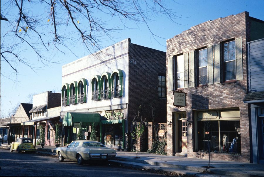Edifici commerciali in mattoni lungo North Main Street a Zionsville, Indiana