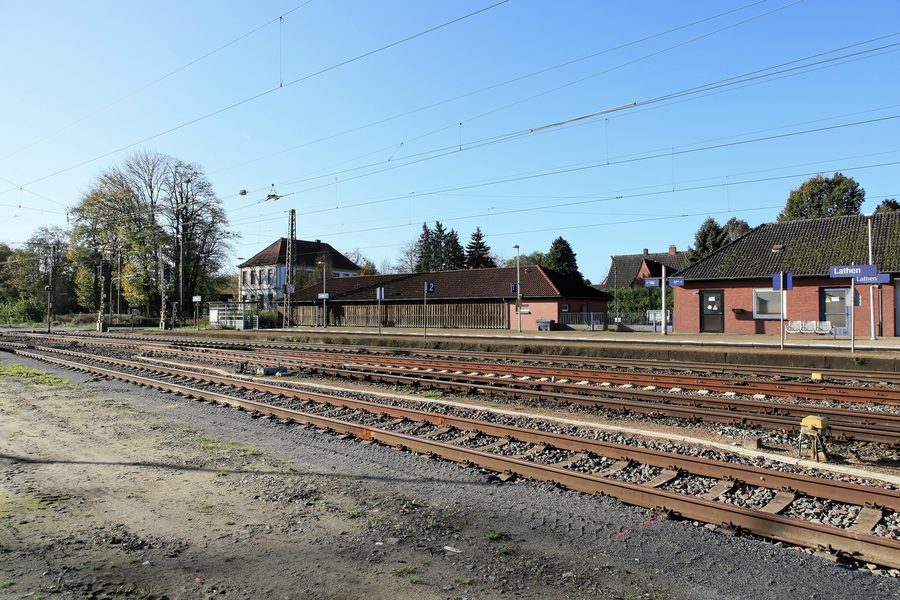 Passaggio a livello dietro la stazione di Lathen