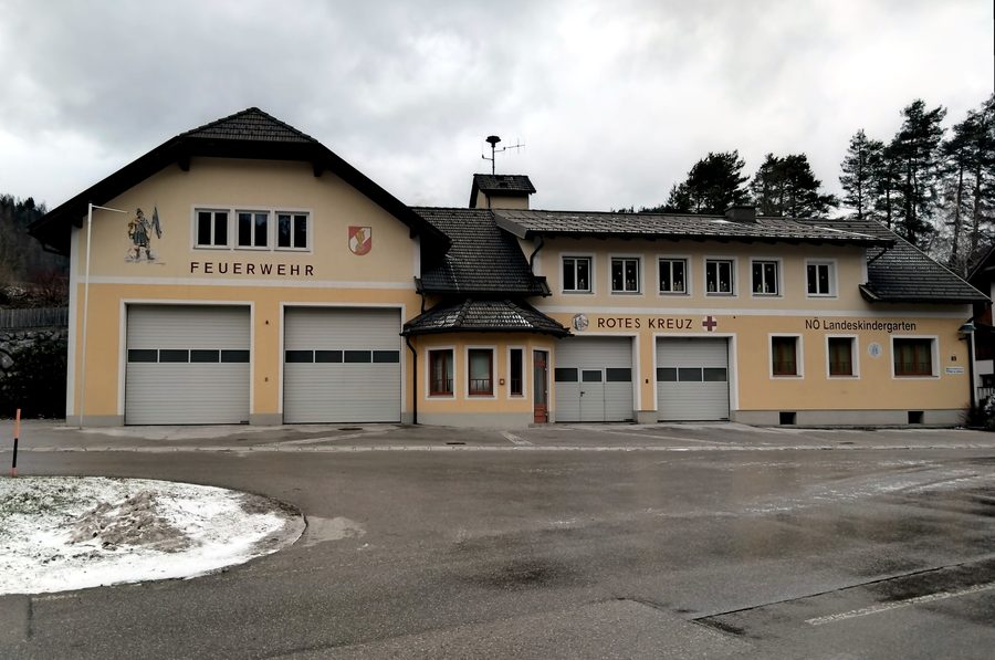 Feuerwehrhaus, Rotes Kreuz und Kindergarten in Rohr im Gebirge, Niederösterreich
