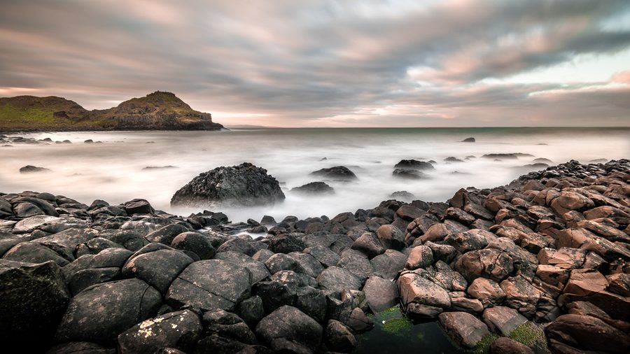 Le colonne basaltiche del Giant's Causeway sulla costa dell’Irlanda del Nord.