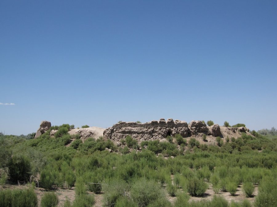 Antike Lehmziegelfestung Qoy Qyrylghan Qala in der Wüstenlandschaft des historischen Choresmien