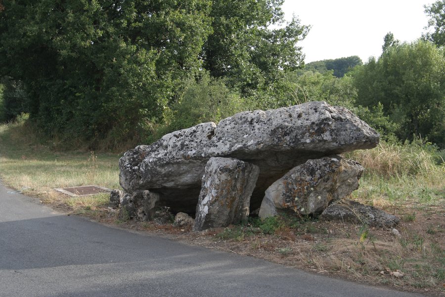 File:Mazerolles 86 - Dolmen de Loubressac 01.jpg