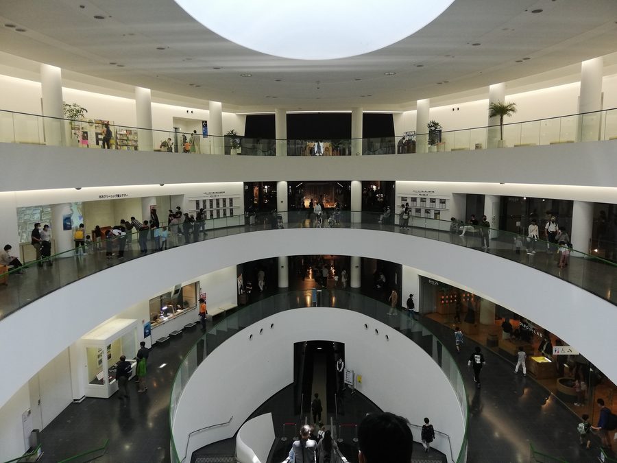 Innenansicht des Dinosauriermuseums der Präfektur Fukui in Katsuyama mit Rolltreppe im Eingangsbereich