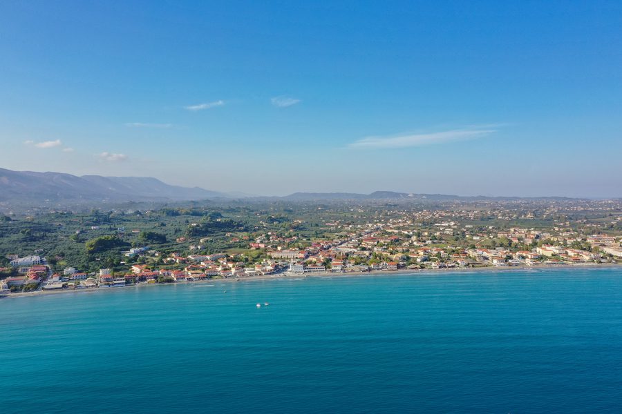 Baia di Laganas Beach a Zante con spiaggia sabbiosa e costa