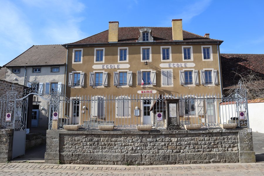 File:Saint-Sernin-du-Plain (71) Mairie.jpg