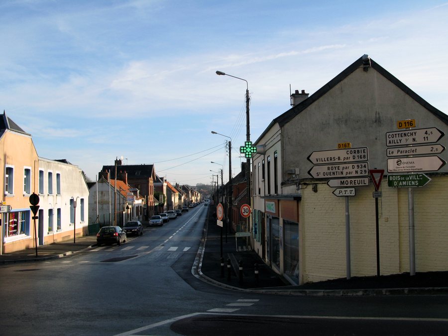 File:Boves rue principale (vue depuis église).jpg