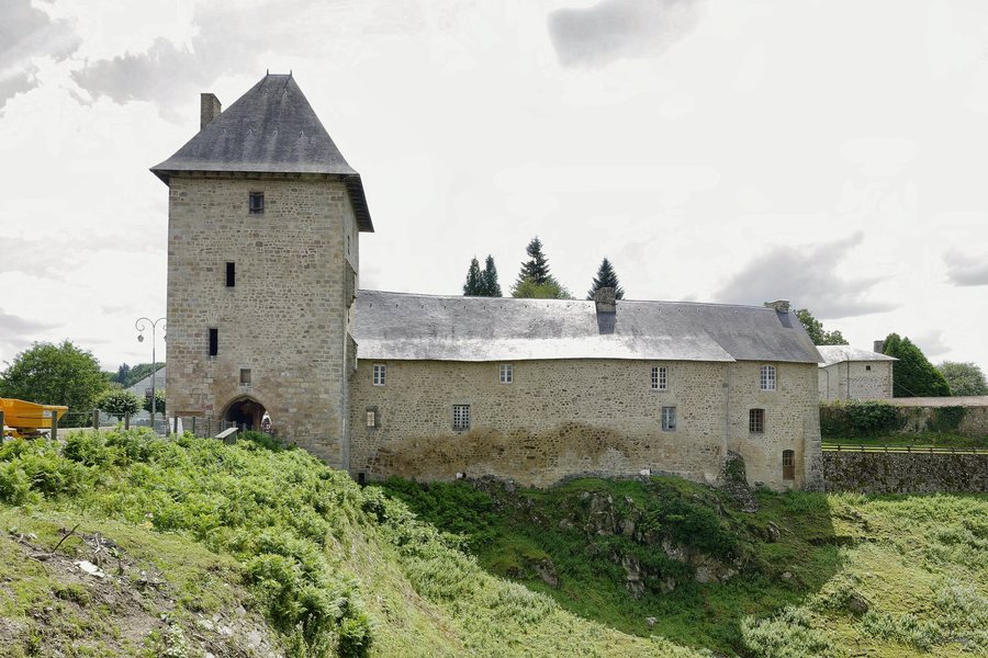 File:Chateau de Peyrat le chateau.jpg