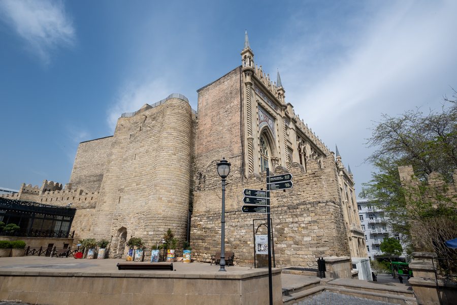 Historische Steinmauern und enge Gassen der Altstadt von Baku.
