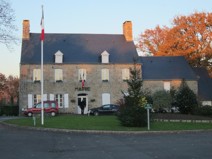 File:Le Val-Saint-Père - Mairie.JPG