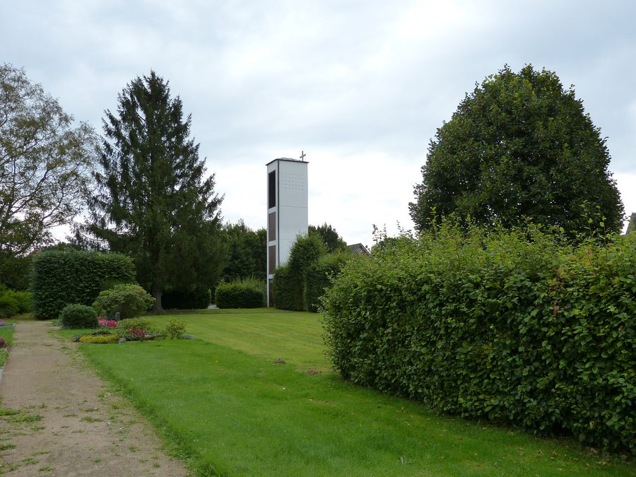 Glockenturm der Apostel-Johannes-Kirche in Oering