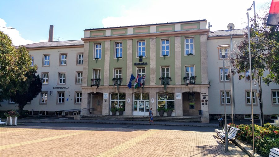 File:Komló városháza.jpg