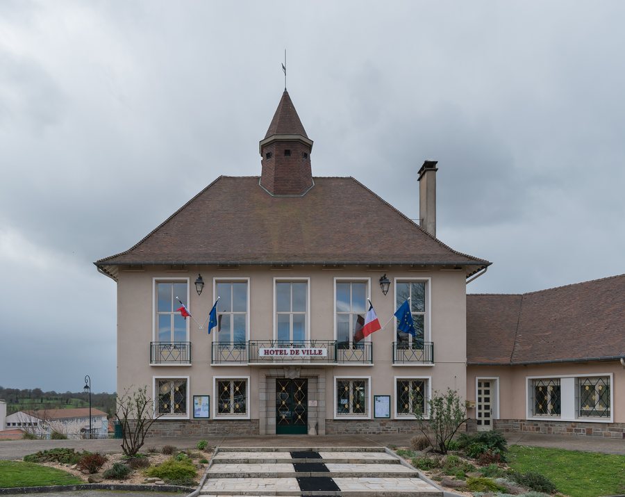 File:Town hall of Magnac-Laval (2).jpg