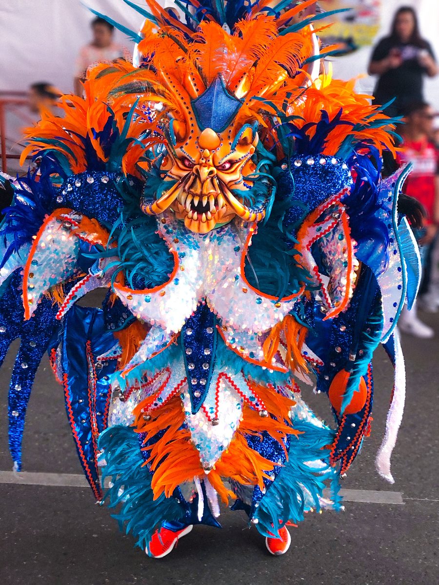Diablo cojuelo con una auffälligen Karnevalsmaske beim Carnaval Vegano in La Vega