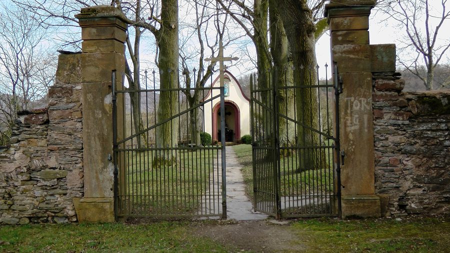 Kapelle und Naturdenkmäler auf dem Lambrechtskirchhof in Ayl an der Saar