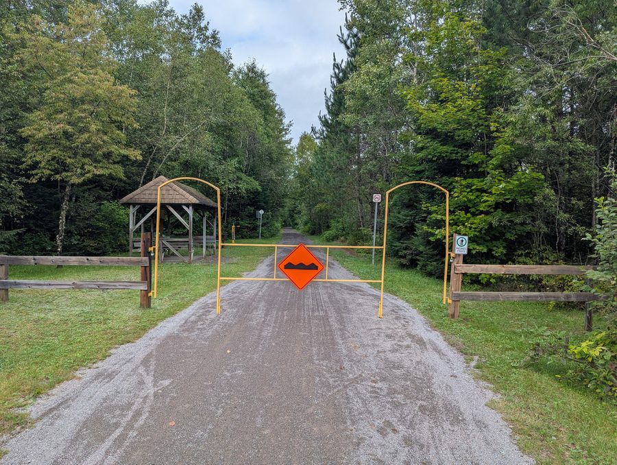 Vista della Vélopiste Jacques-Cartier/Portneuf nel bosco.