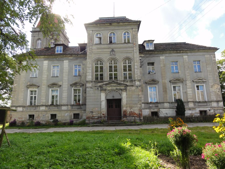 Pałac z 1860 roku w Brzostowej, widok od frontu