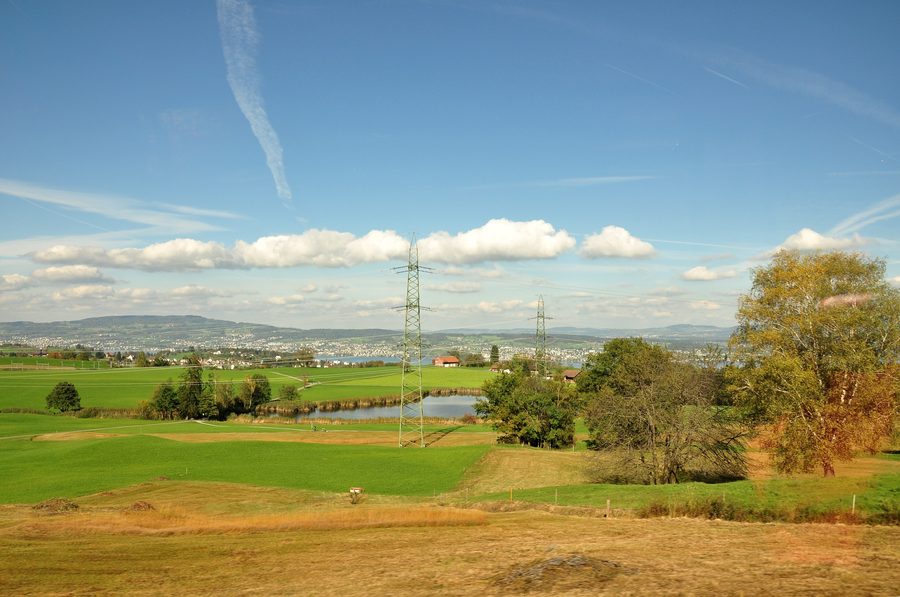 Itlimoosweiher presso Samstagern a Wollerau con paesaggio sullo sfondo