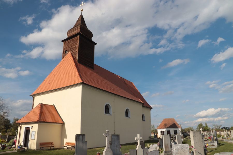 Ansicht der Kirche St. Jakobus des Älteren in Jakubov u Moravských Budějovic im Bezirk Třebíč