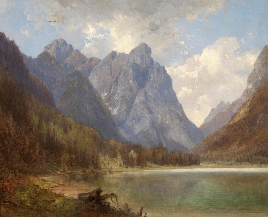 Toblacher See im Pustertal vor alpiner Bergkulisse