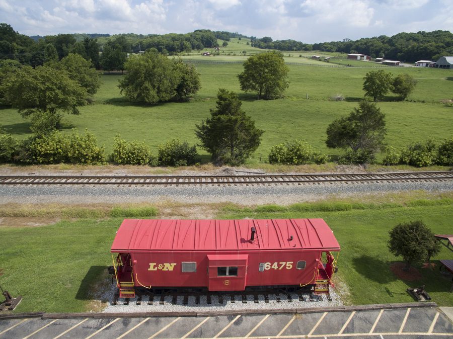 Veduta aerea del caboose e del Preservation Park a Thompson's Station, Tennessee