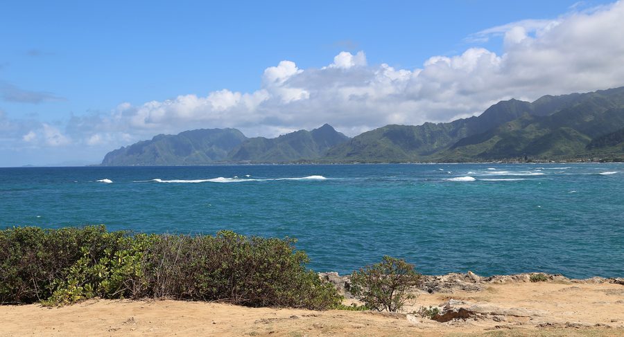 Vista verso sud da Laie Point a Ka'a'awa sulla costa windward di Oahu