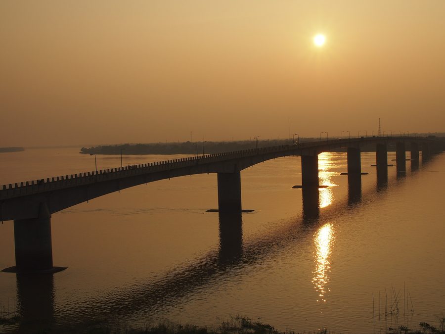 Mekongbrücke bei Kampong Cham am Flussufer bei Sonnenuntergang