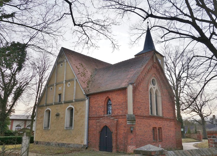 Vista nordorientale della chiesa del villaggio di Nennhausen