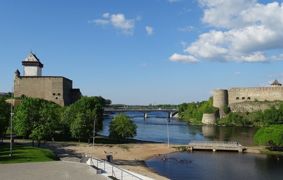 Castello di Hermann a Narva e fortezza di Ivangorod oltre il fiume Narva
