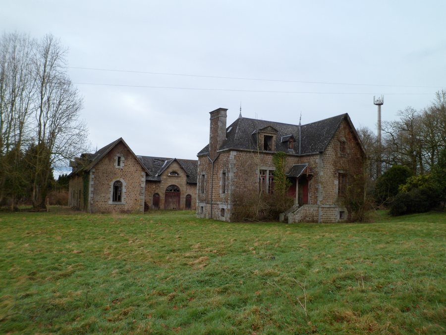 File:Saint-Symphorien-des-Monts - Basse-Cour (2).JPG
