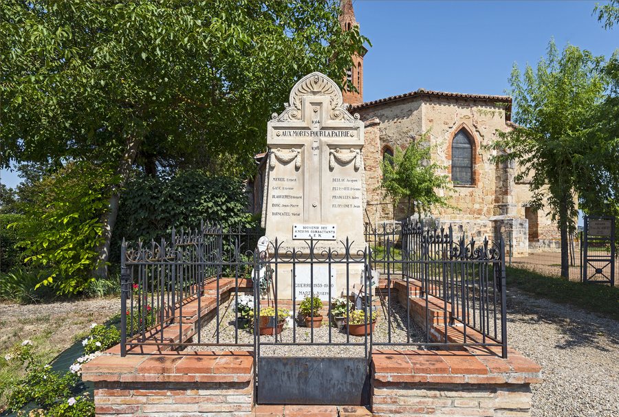 File:Bourg-Saint-Bernard - Roques - Monument aux Morts.jpg