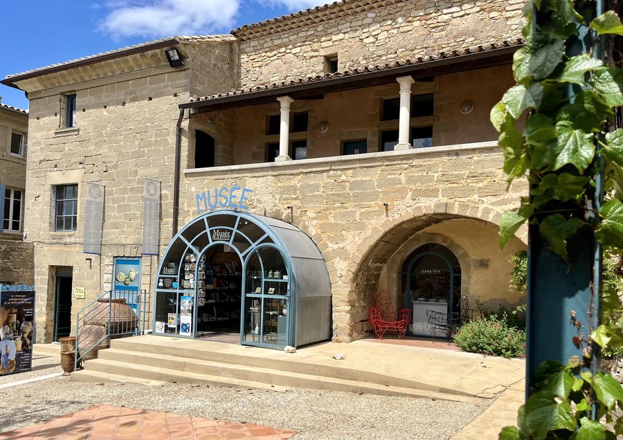 File:Saint-Quentin-la-Poterie - Musée de la poterie méditerranéenne.jpg