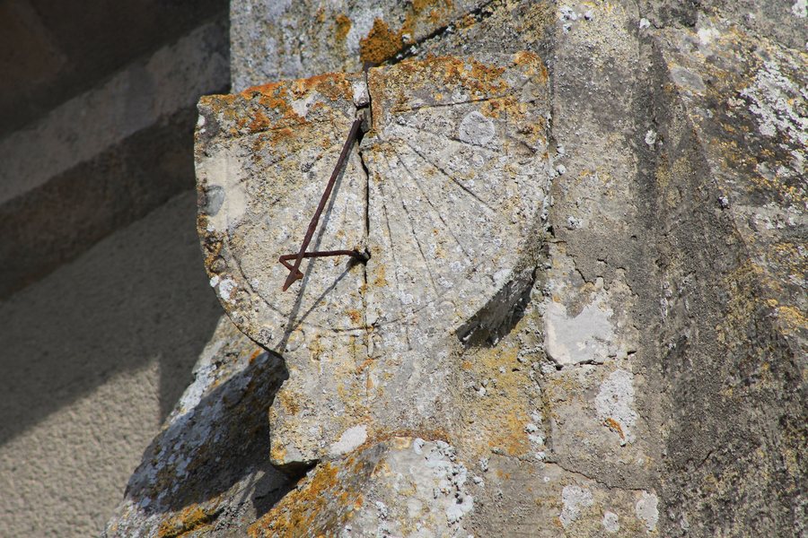 File:Cauvicourt église St-Germain cadran solaire.JPG