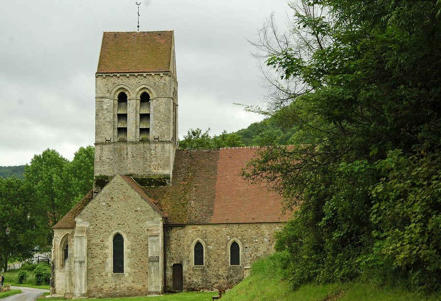 File:L'église de Courtemont-Varennes.jpg