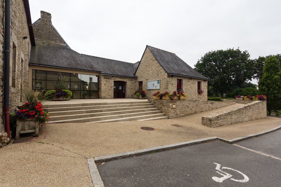 File:Mairie, Saint-Servant, France.jpg
