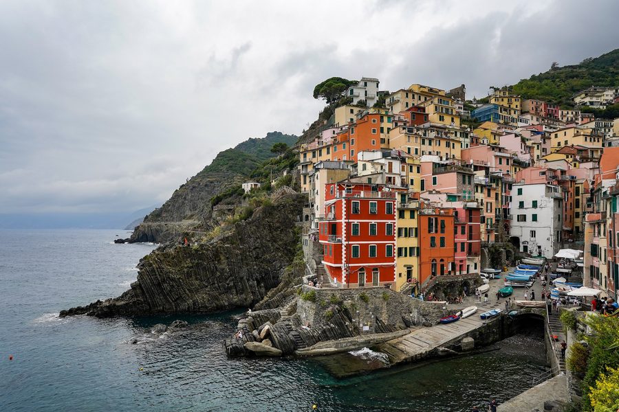 Il borgo e il porto di Riomaggiore sulla costa delle Cinque Terre in Liguria.