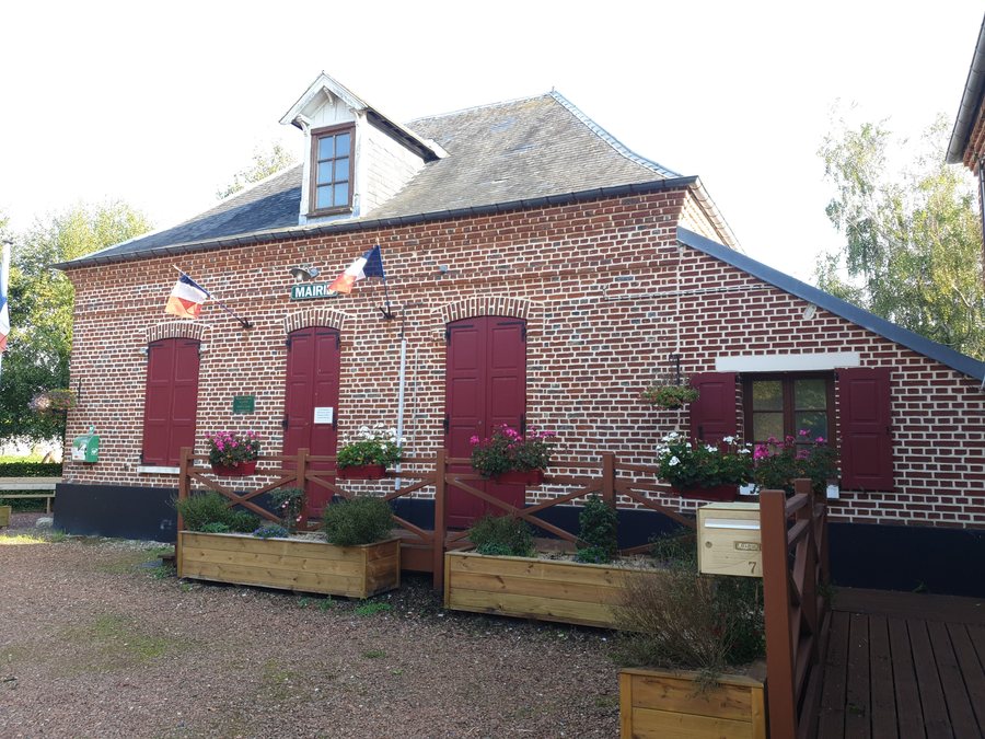 File:Mairie de Saint-Quentin en Tourmont.jpg