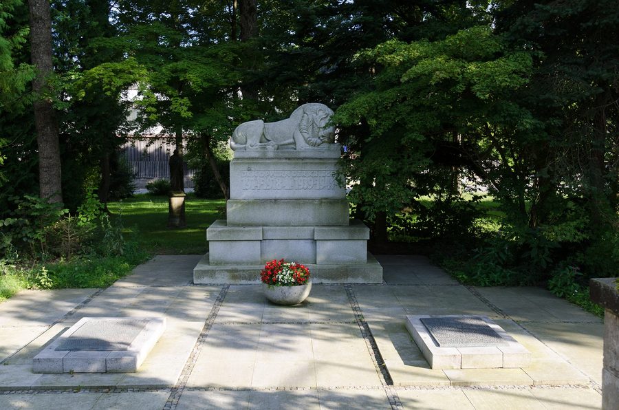 Hauptstraße in Gefrees mit dem Kriegerdenkmal