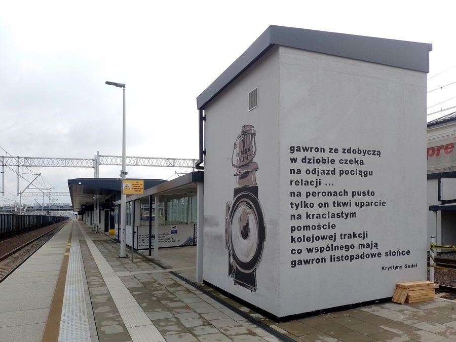 Szyb windowy na stacji kolejowej Czechowice-Dziedzice pokryty muralem z poezją