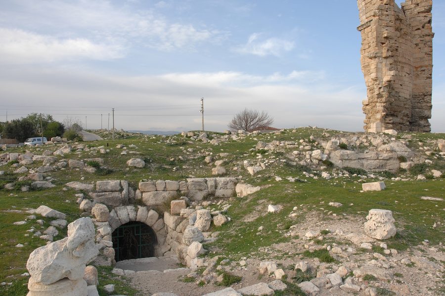 Abside della basilica in rovina e ingresso alla chiesa rupestre presso Silifke Aya Tekla