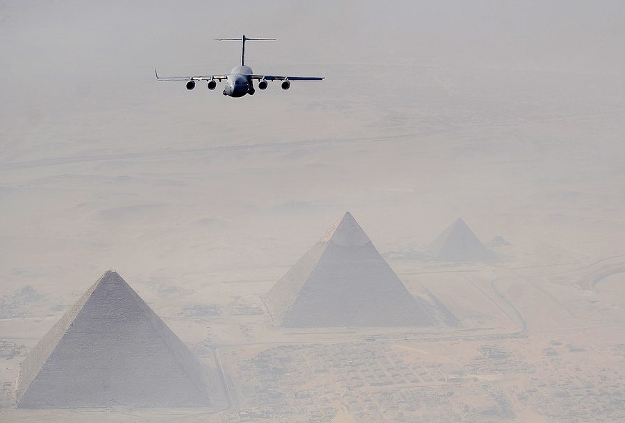 Ein Transportflugzeug fliegt über den Pyramiden von Gizeh in Ägypten.