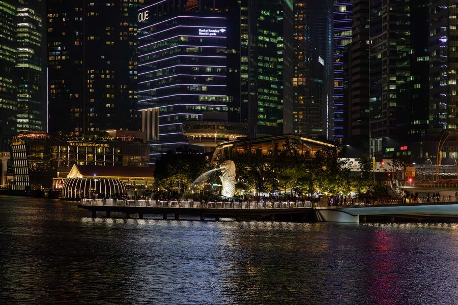 La statua del Merlion a Singapore davanti allo skyline.