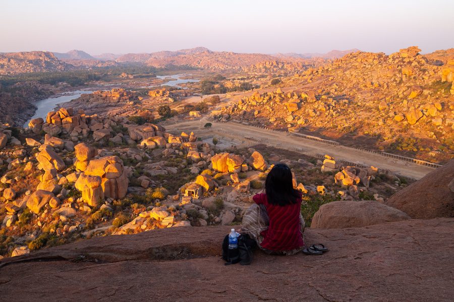 Paesaggio storico di rocce granitiche di Hampi al tramonto, visto dal Matanga Hill
