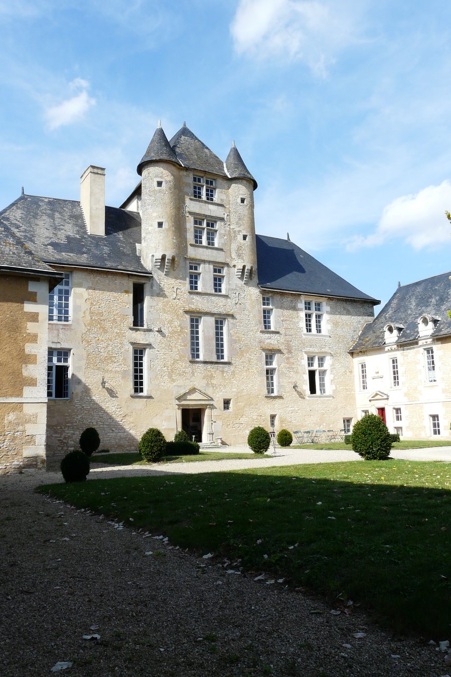 File:Chateau-d-Avanton-Vienne-86.jpg