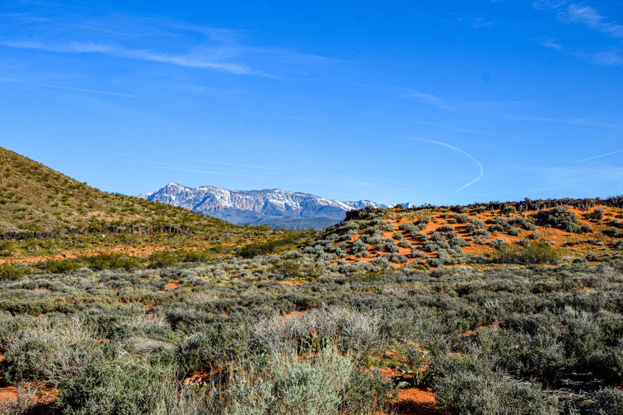 Paesaggio montano nello Utah sotto un cielo ampio