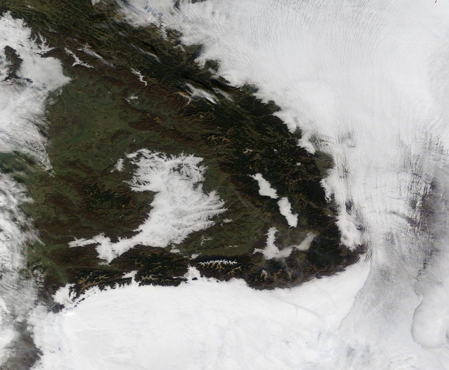 Immagine satellitare dei Carpazi, avvolti da nebbia e nuvole.