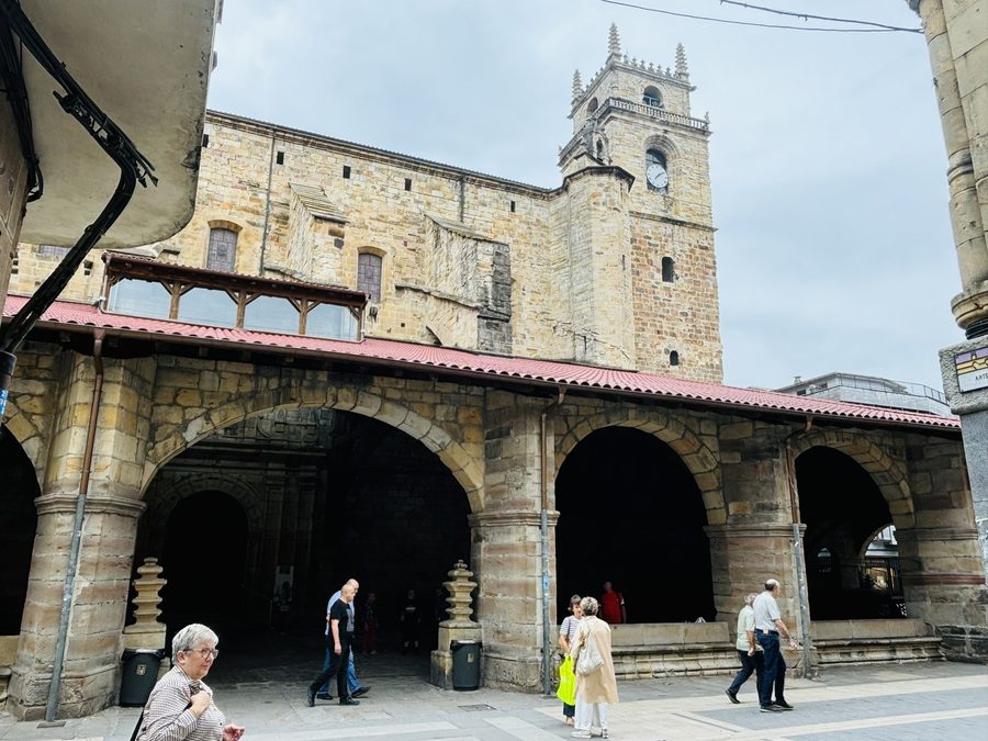Facciata meridionale della Basilica di Santa María a Uribarri a Durango