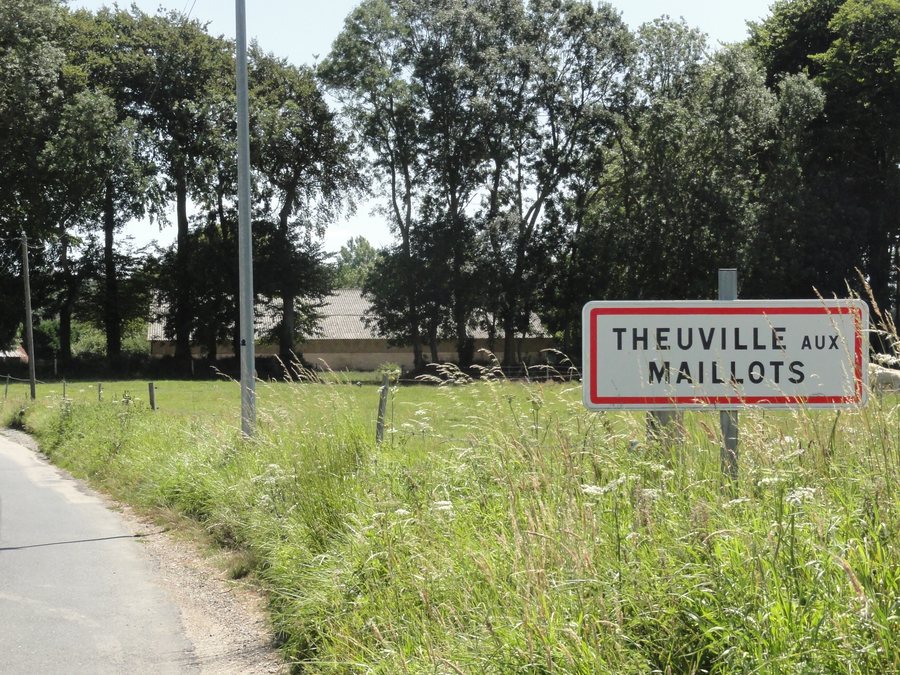 File:Theuville-aux-Maillots (Seine-Mar.) entrée.jpg
